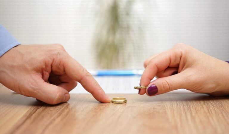 Tips To Select A Divorce Lawyer