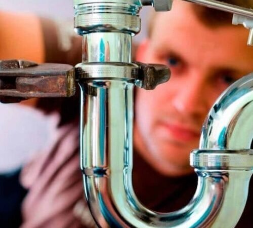 How Hiring a Local Plumber Transforms Emergency Leak Situations?