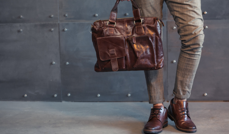 10 Ways to Accessorise Your Look with Minimalist Bags 10 Ways to Accessorise Your Look with Minimalist Bags