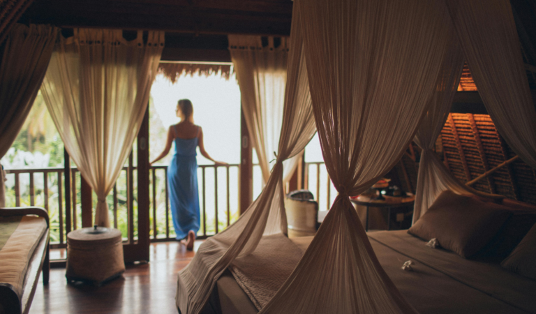 Why Smart Travelers Seek Local Accommodation and Bar Information